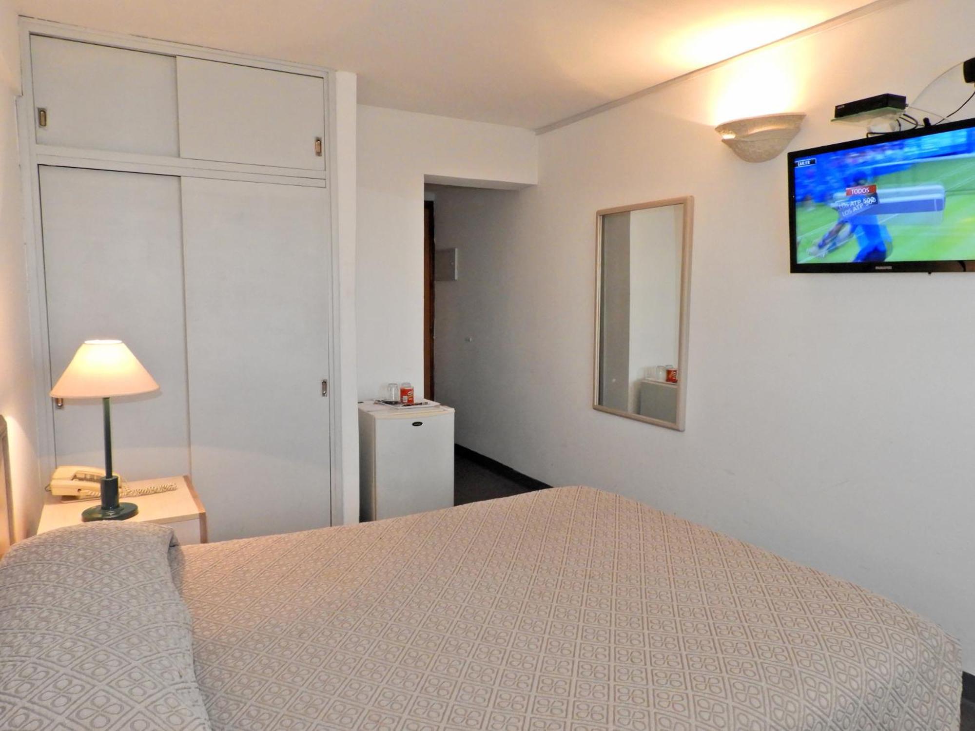 Hotel Tres Cruces Монтевидео Экстерьер фото